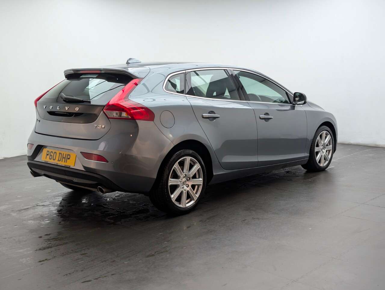2018 VOLVO V40 2018 VOLVO V40
