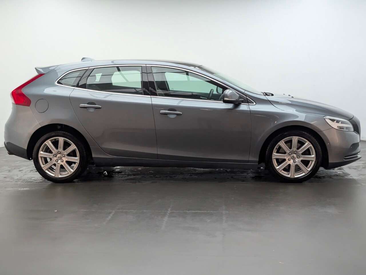 2018 VOLVO V40 2018 VOLVO V40