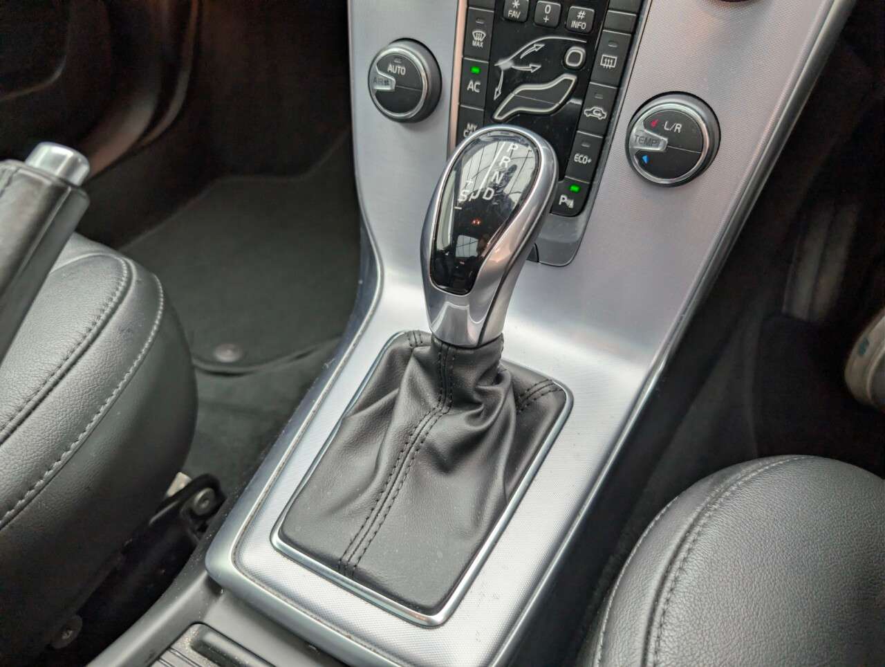 2018 VOLVO V40 2018 VOLVO V40