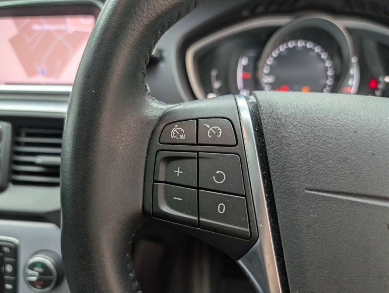 2018 VOLVO V40 2018 VOLVO V40