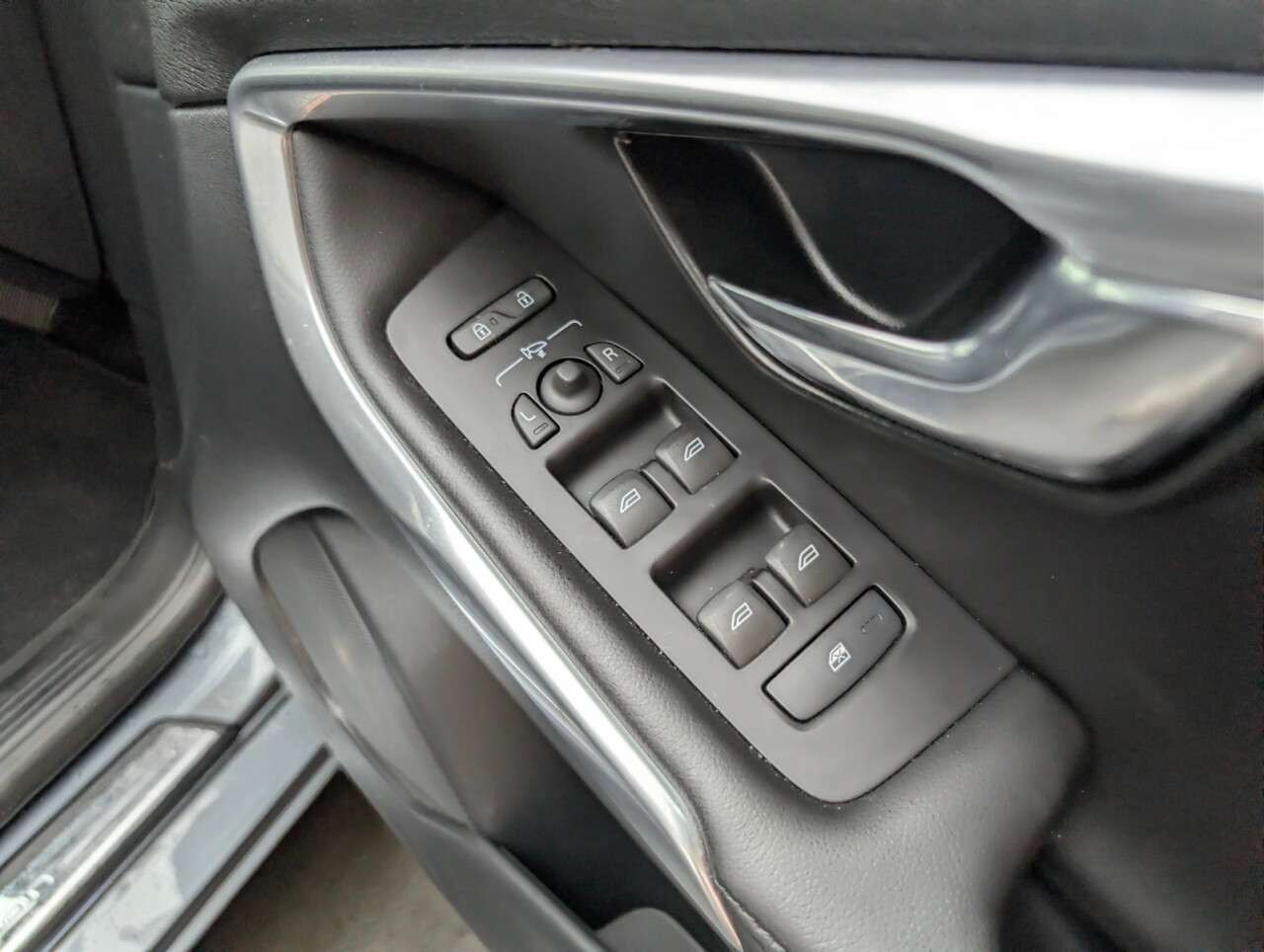 2018 VOLVO V40 2018 VOLVO V40