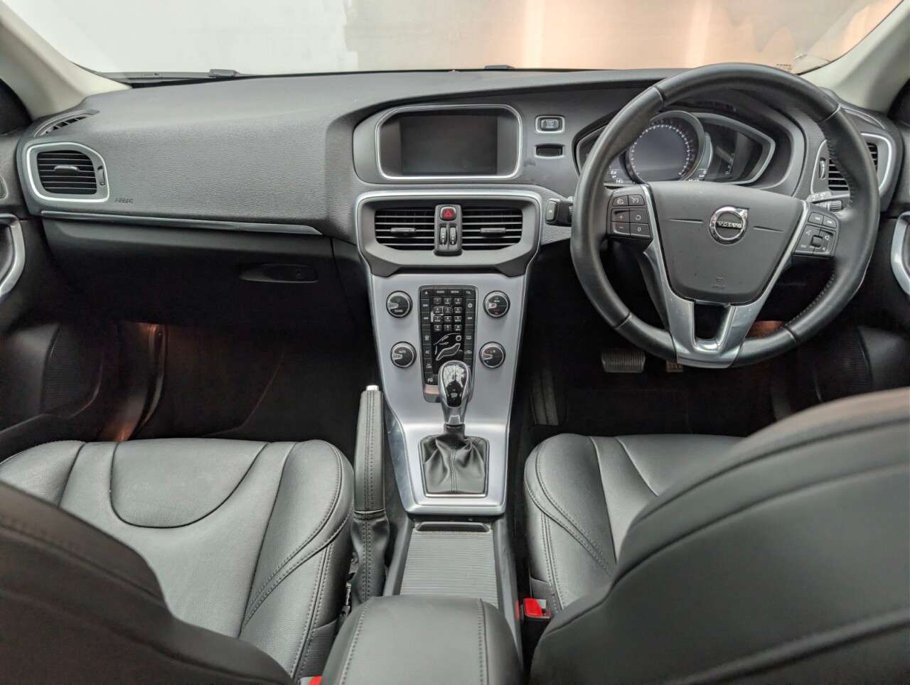 2018 VOLVO V40 2018 VOLVO V40