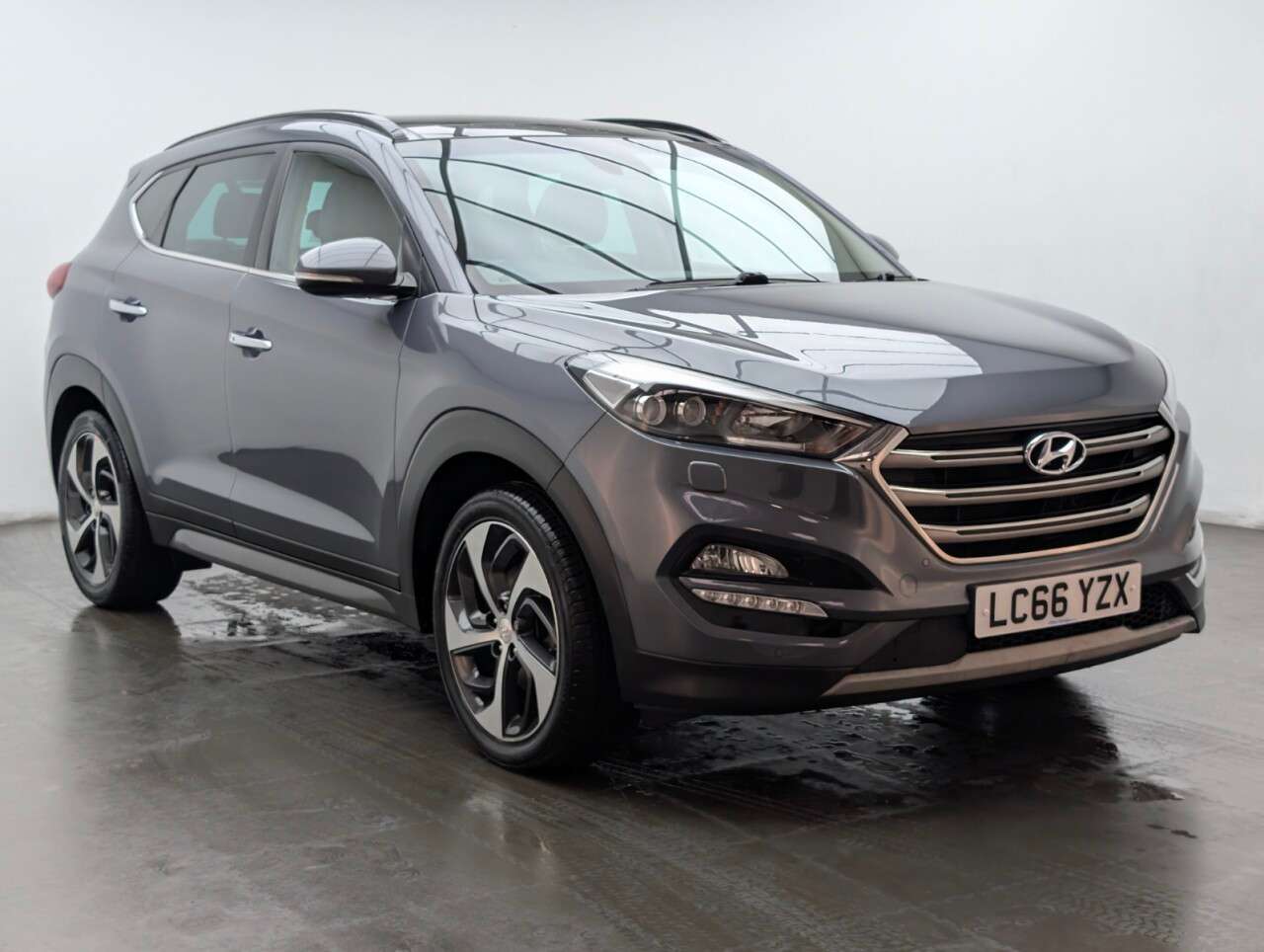 A 2016 HYUNDAI TUCSON 2.0 CRDi Blue Drive Premium SE SUV 5dr Diesel Manual Euro 6 (s/s) (136 ps) A 2016 HYUNDAI TUCSON 2.0 CRDi Blue Drive Premium SE SUV 5dr Diesel Manual Euro 6 (s/s) (136 ps)