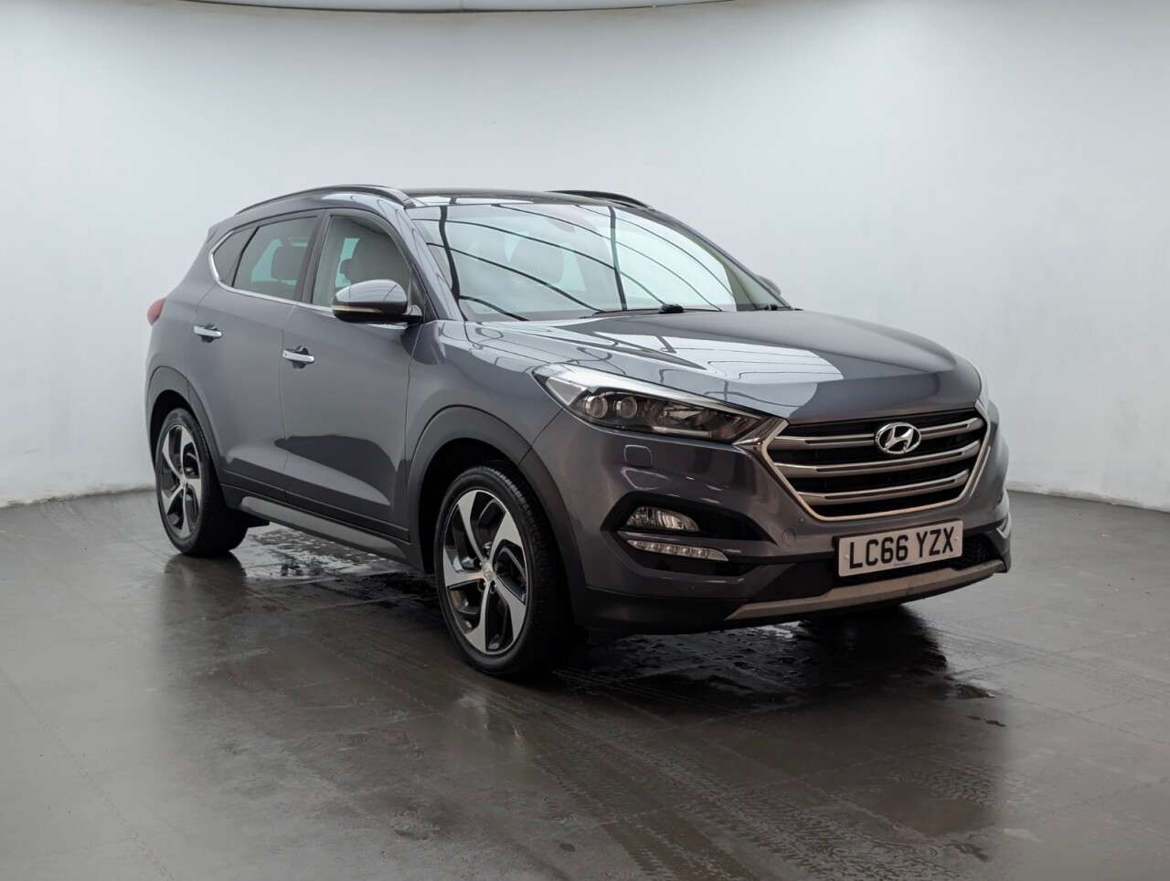 A 2016 HYUNDAI TUCSON 2.0 CRDi Blue Drive Premium SE SUV 5dr Diesel Manual Euro 6 (s/s) (136 ps) A 2016 HYUNDAI TUCSON 2.0 CRDi Blue Drive Premium SE SUV 5dr Diesel Manual Euro 6 (s/s) (136 ps)