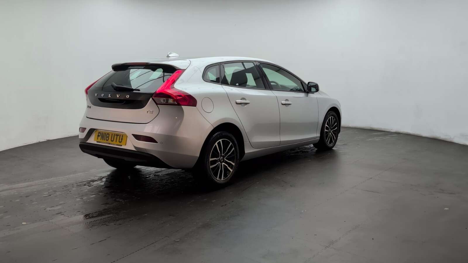 2018 VOLVO V40 2018 VOLVO V40