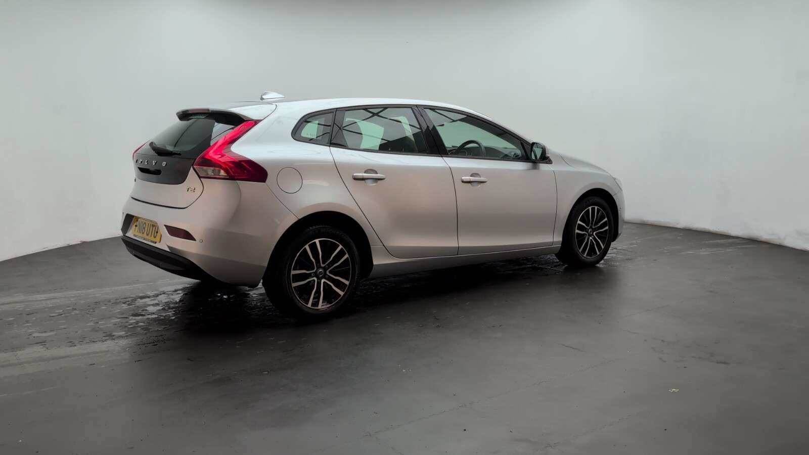 2018 VOLVO V40 2018 VOLVO V40