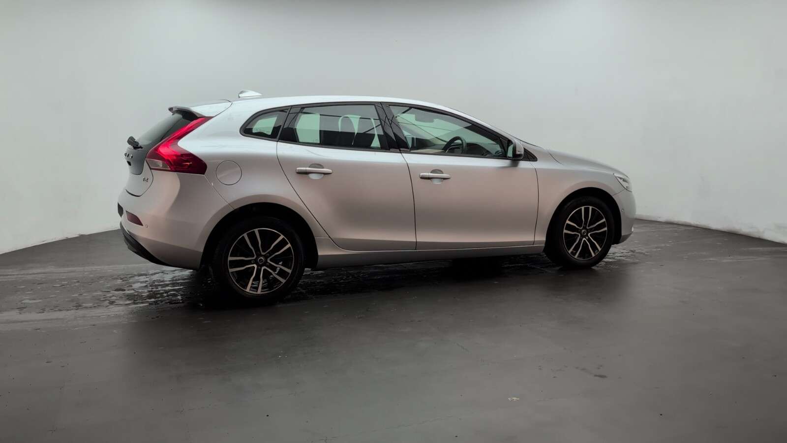 2018 VOLVO V40 2018 VOLVO V40