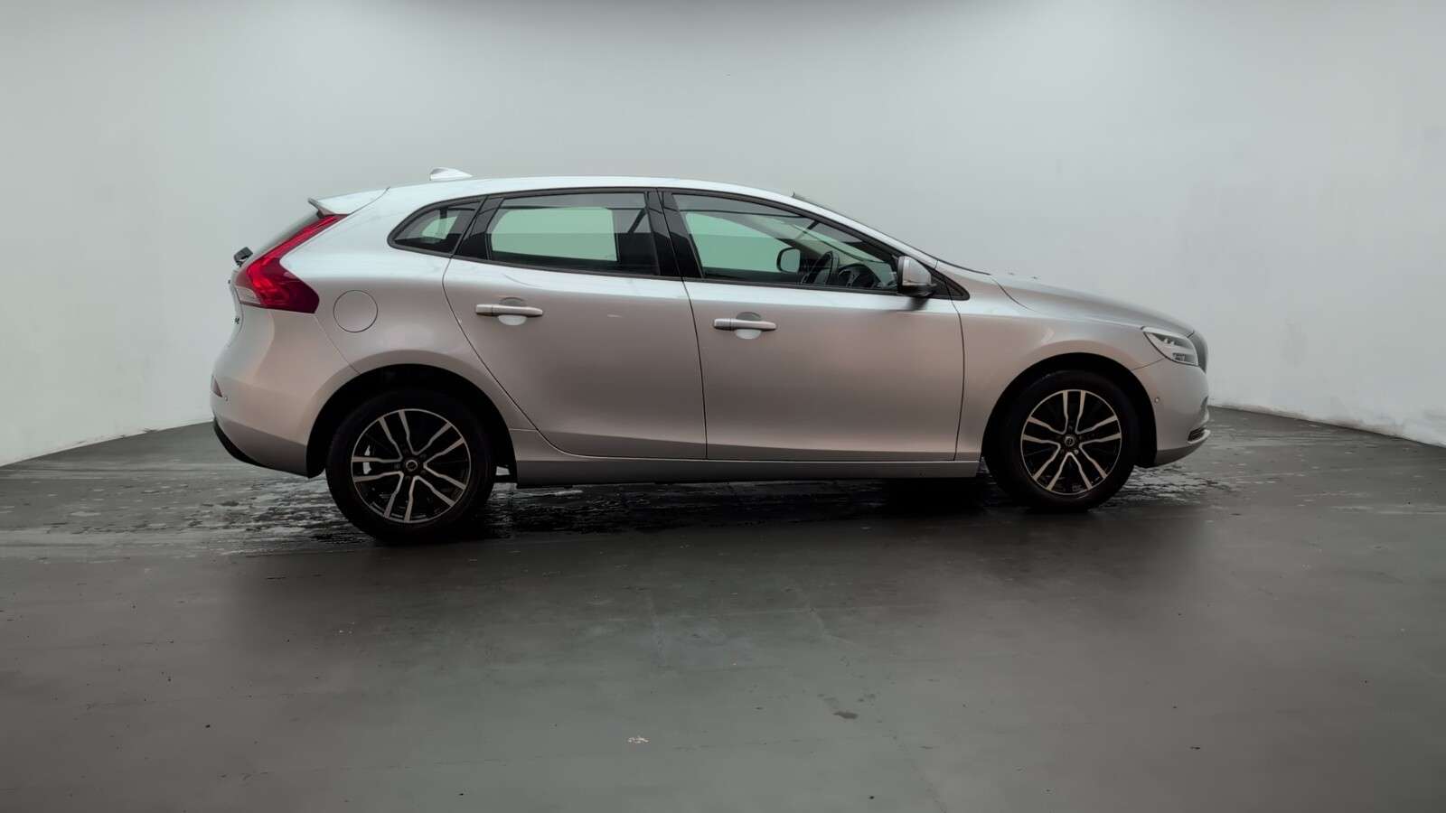 2018 VOLVO V40 2018 VOLVO V40