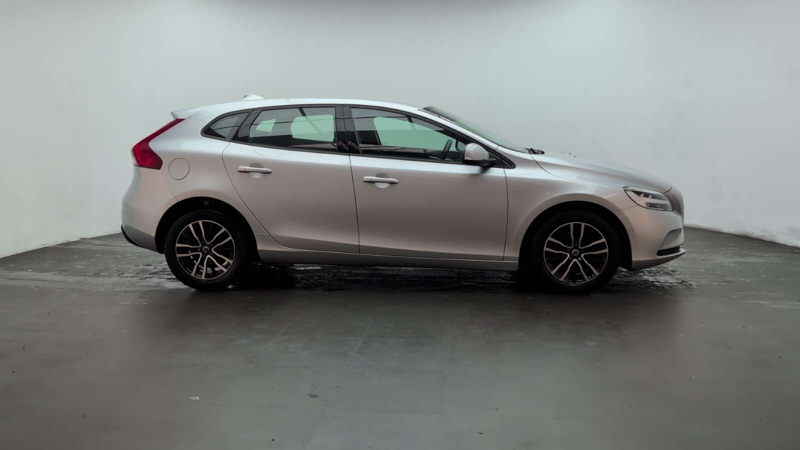 2018 VOLVO V40 2018 VOLVO V40