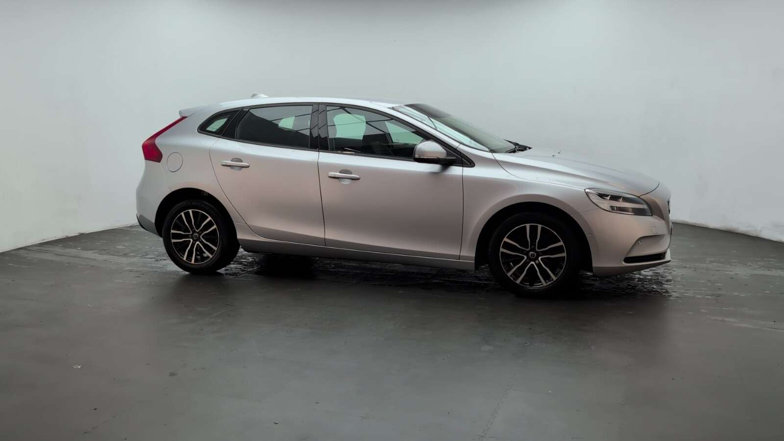 2018 VOLVO V40 2018 VOLVO V40