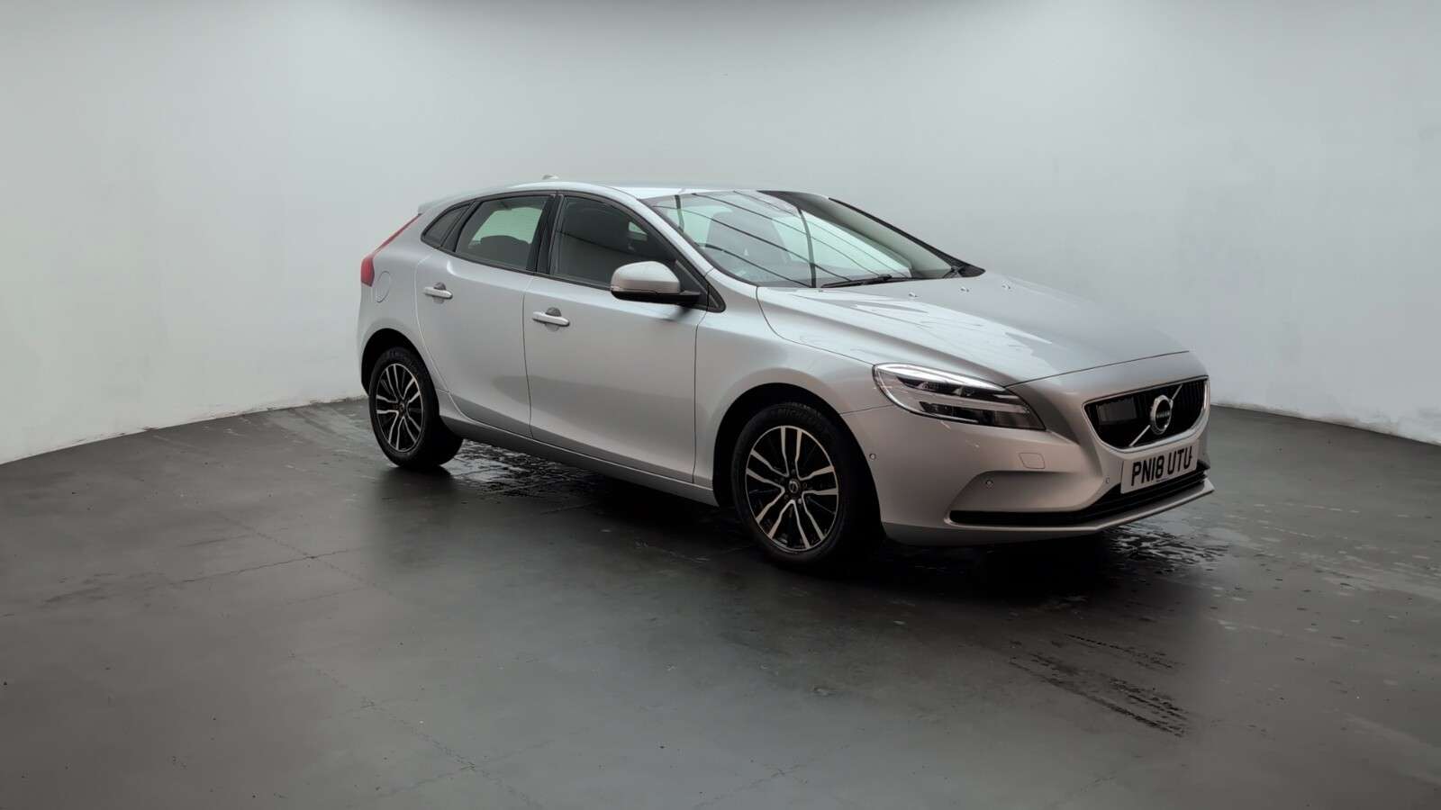 2018 VOLVO V40 2018 VOLVO V40