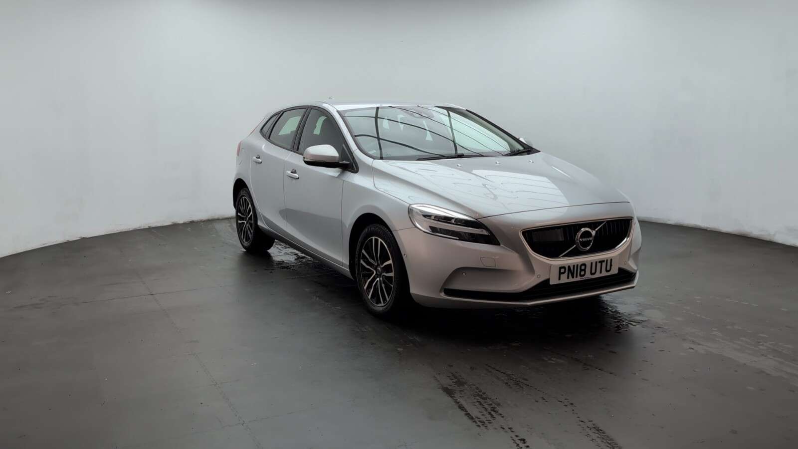2018 VOLVO V40 2018 VOLVO V40