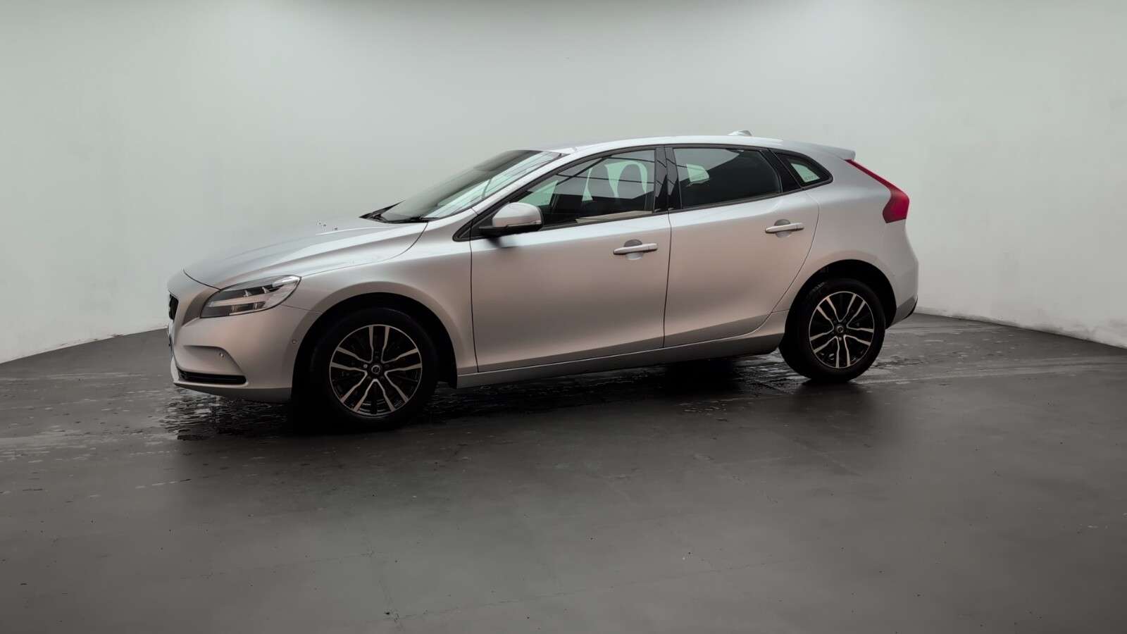 2018 VOLVO V40 2018 VOLVO V40