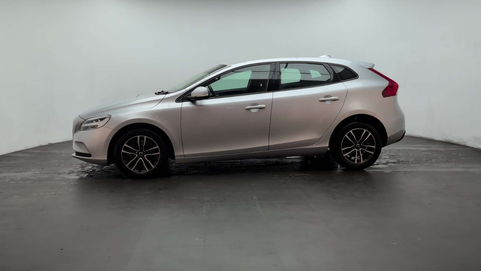 2018 VOLVO V40 2018 VOLVO V40