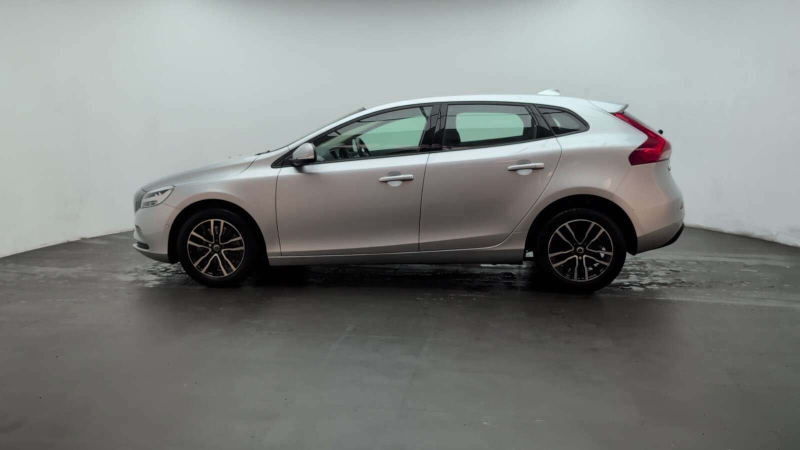 2018 VOLVO V40 2018 VOLVO V40