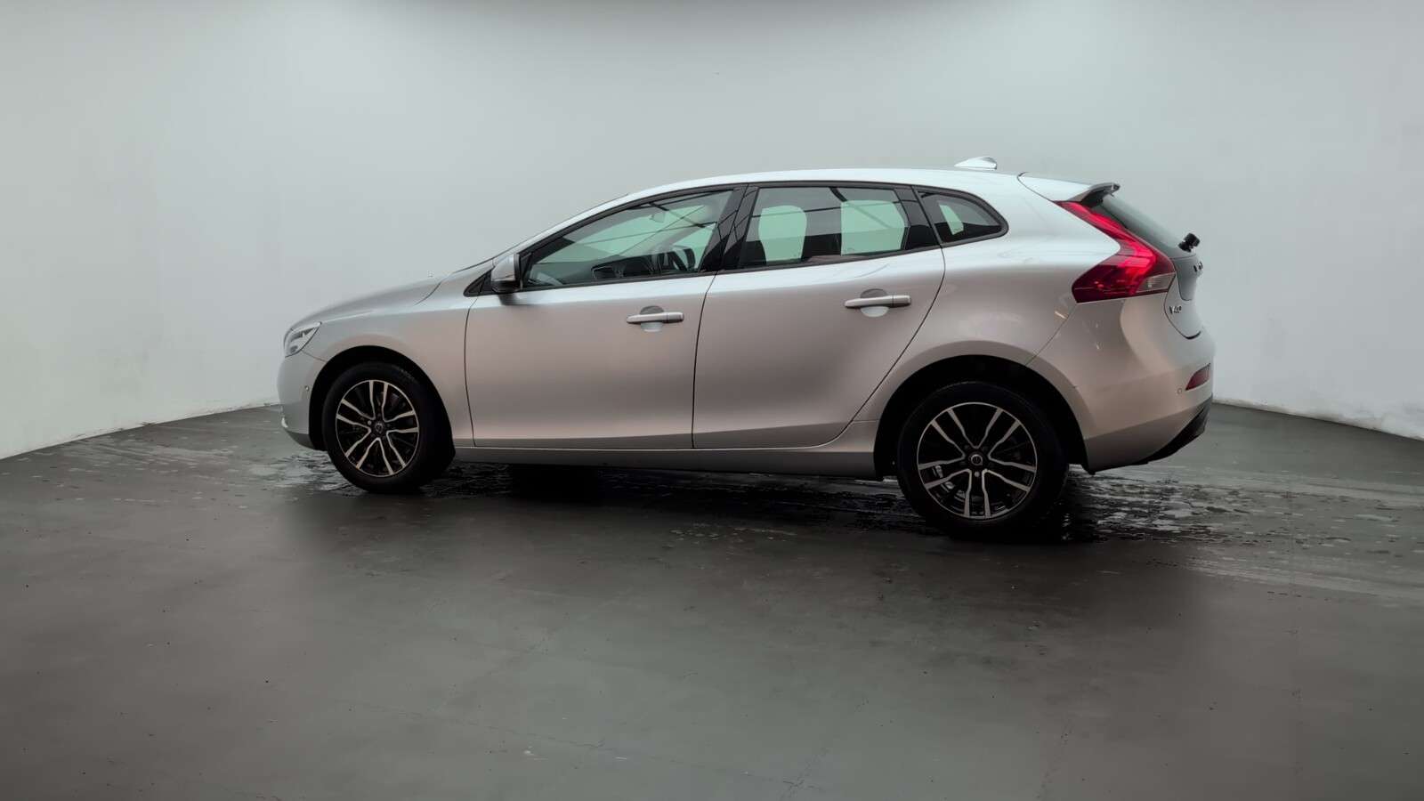 2018 VOLVO V40 2018 VOLVO V40