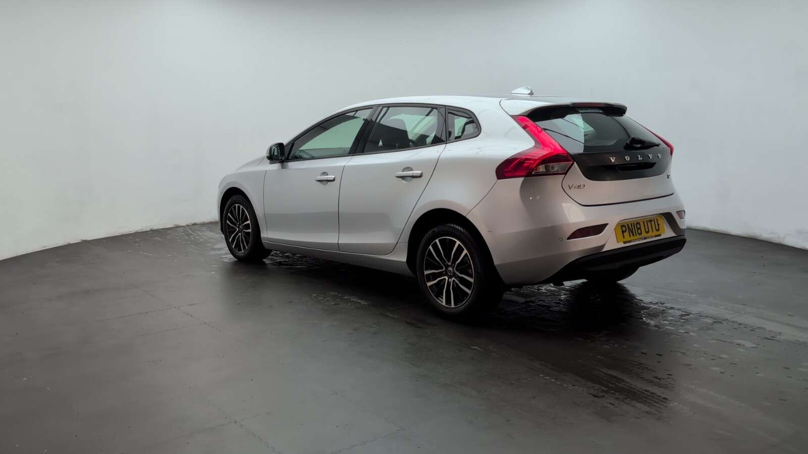 2018 VOLVO V40 2018 VOLVO V40
