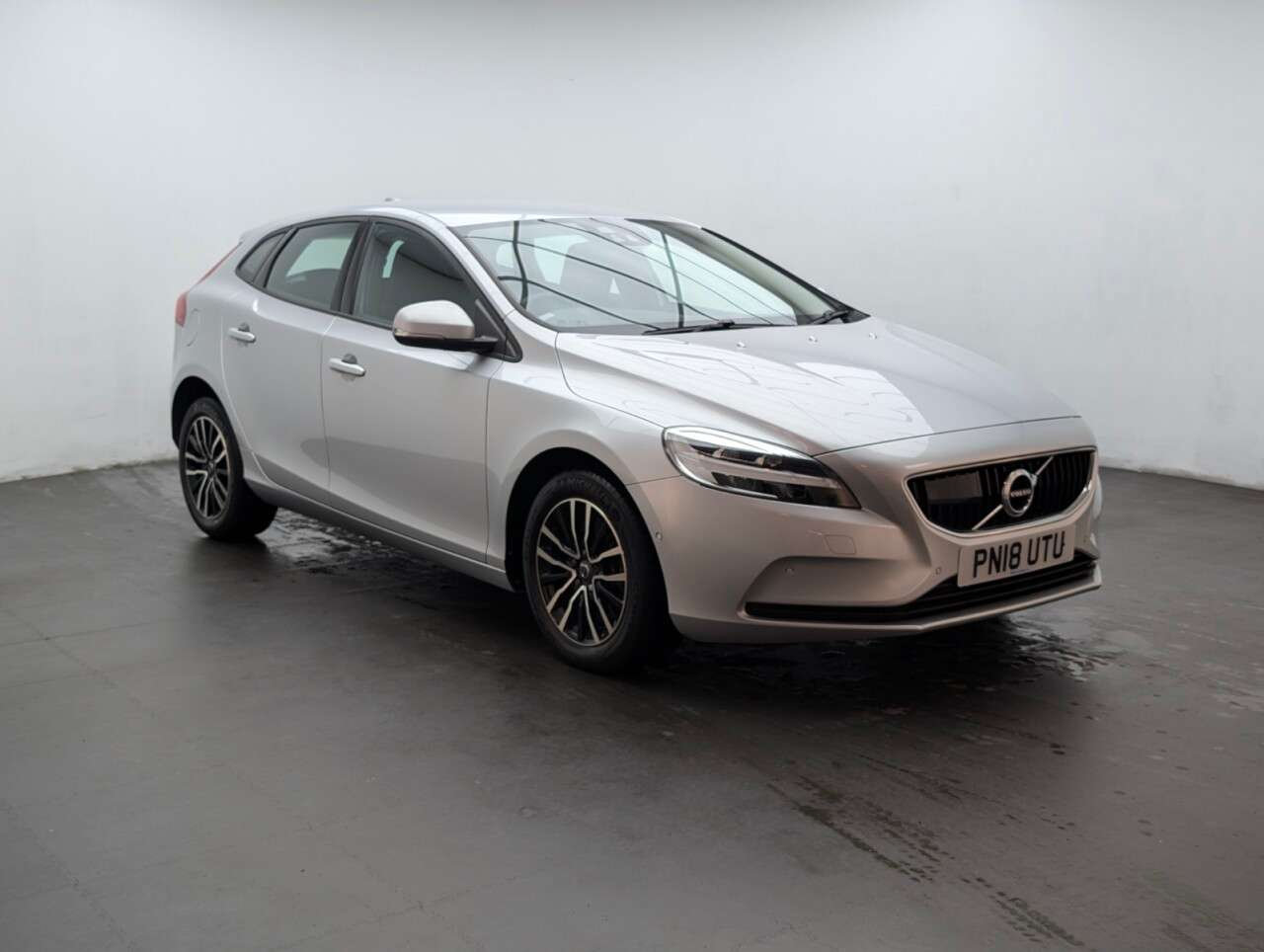 2018 VOLVO V40 2018 VOLVO V40