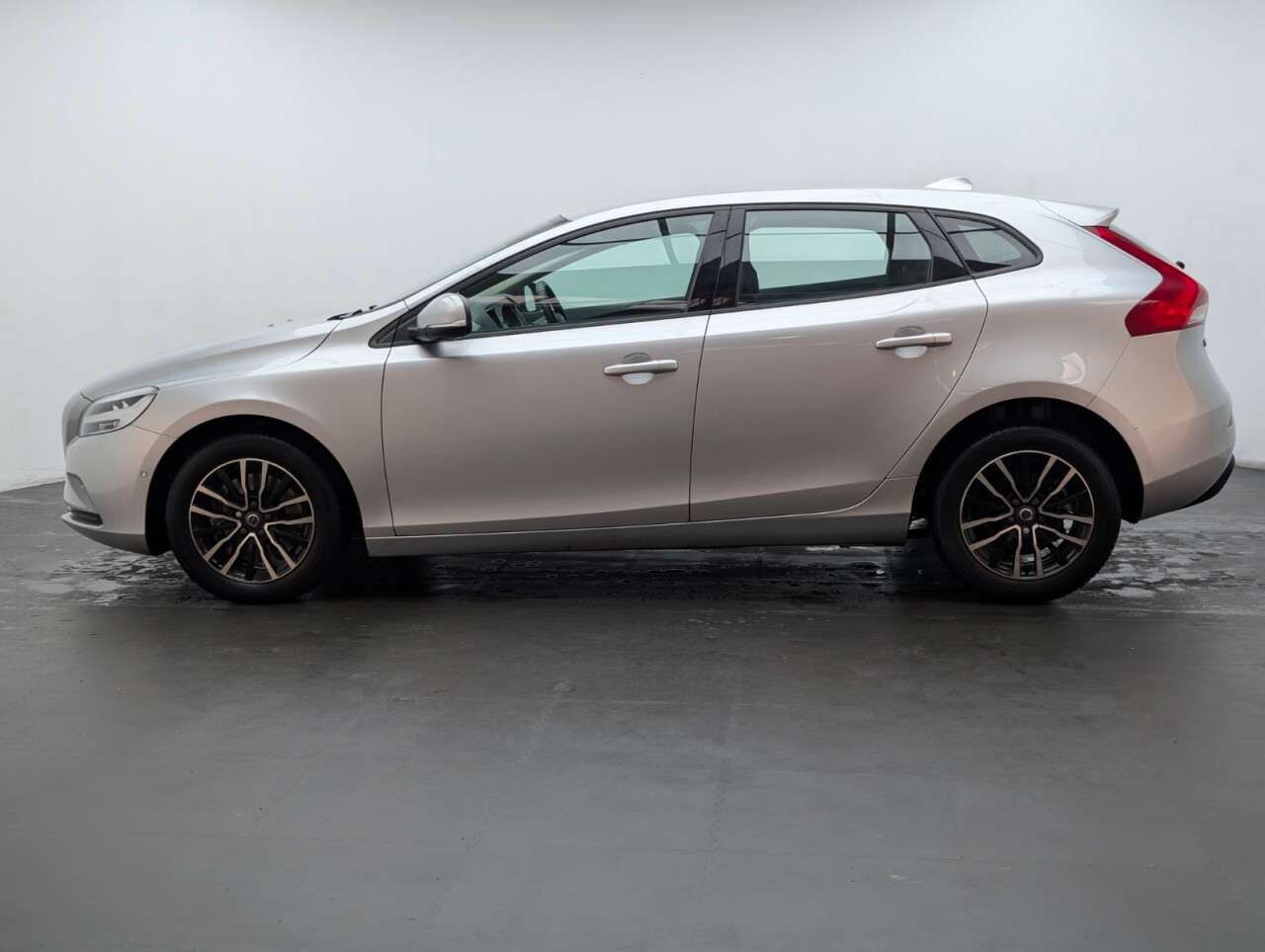 2018 VOLVO V40 2018 VOLVO V40