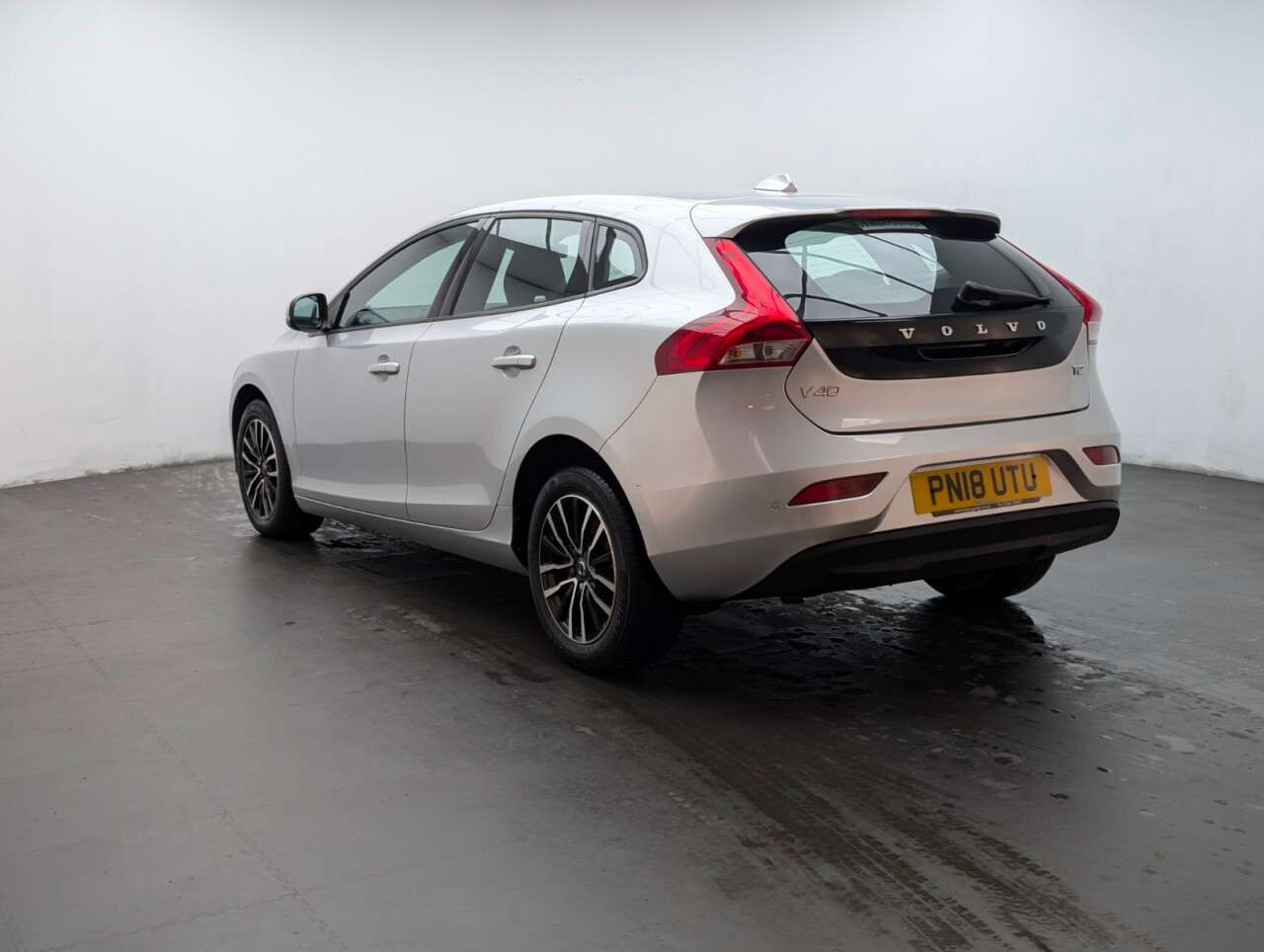2018 VOLVO V40 2018 VOLVO V40