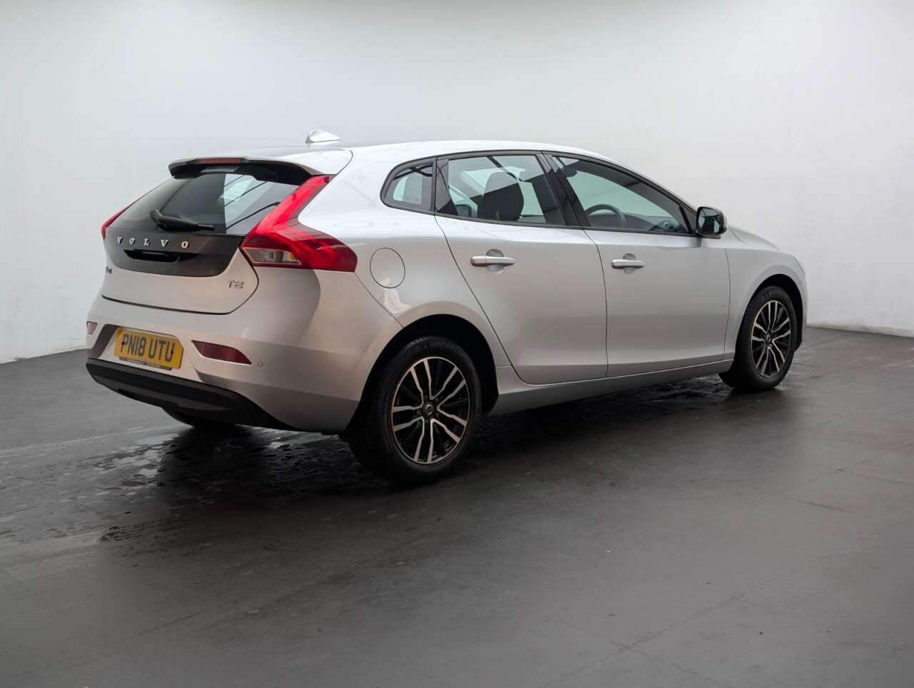 2018 VOLVO V40 2018 VOLVO V40