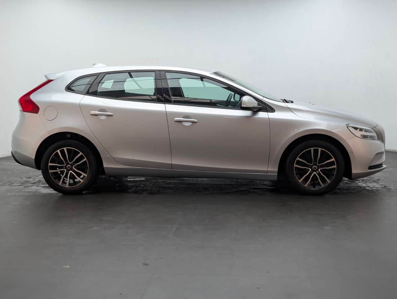 2018 VOLVO V40 2018 VOLVO V40