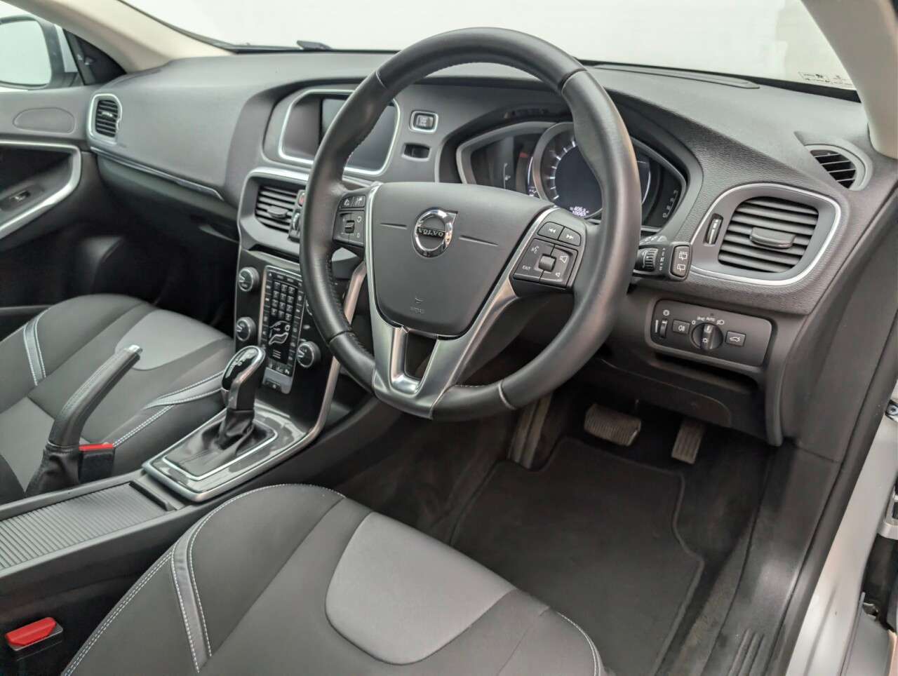 2018 VOLVO V40 2018 VOLVO V40