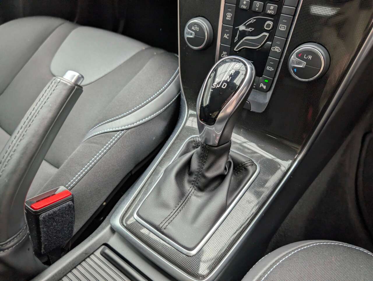 2018 VOLVO V40 2018 VOLVO V40