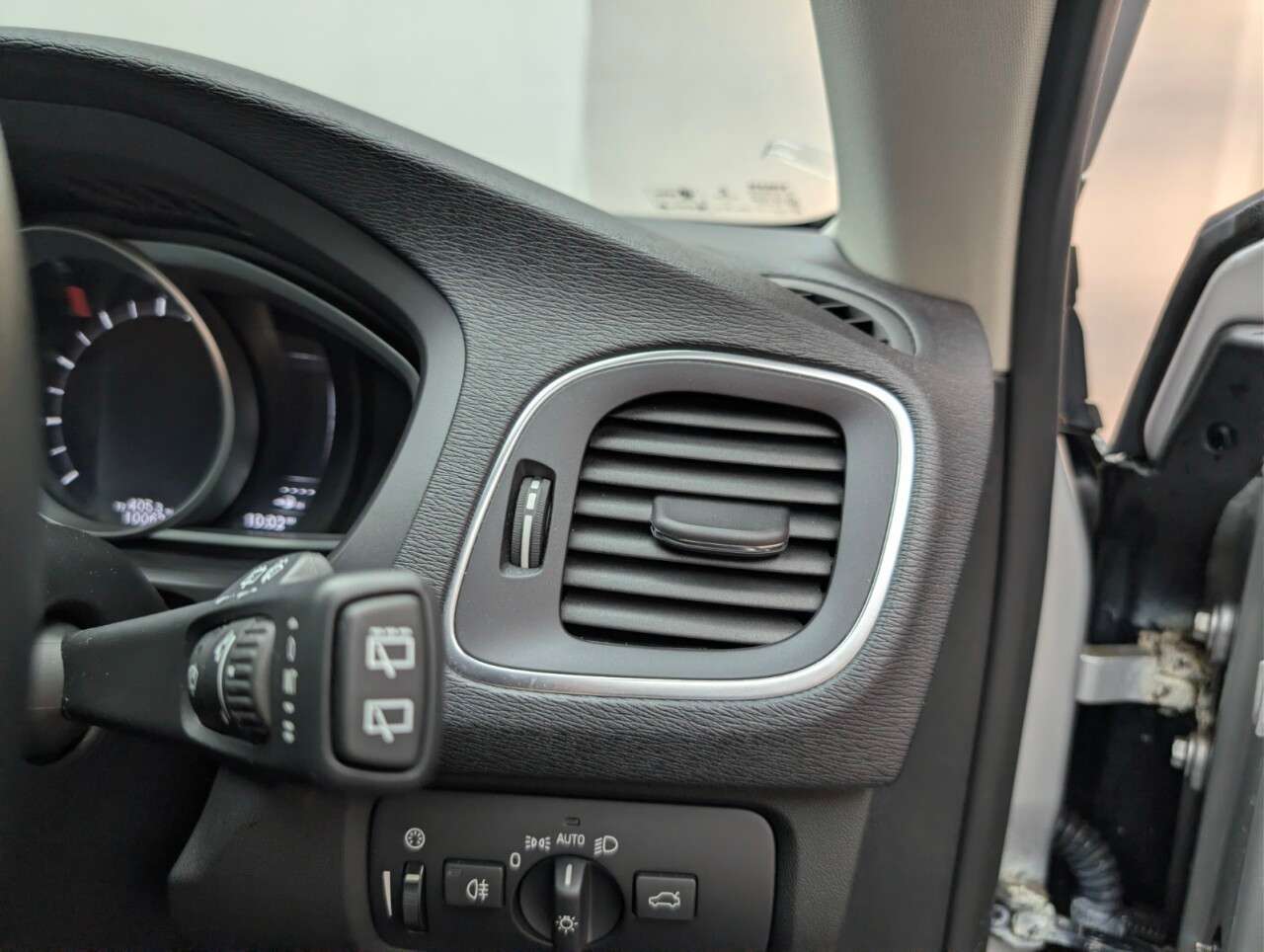 2018 VOLVO V40 2018 VOLVO V40