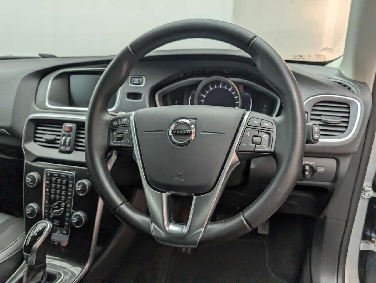 2018 VOLVO V40 2018 VOLVO V40