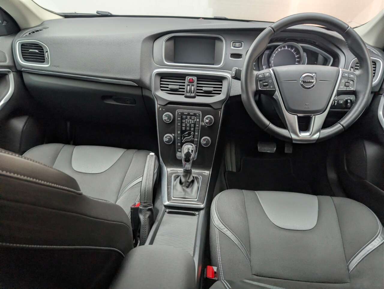 2018 VOLVO V40 2018 VOLVO V40