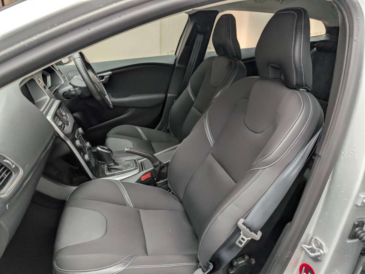 2018 VOLVO V40 2018 VOLVO V40