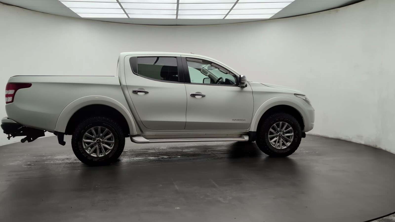 A 2017 MITSUBISHI L200 2.4 DI-D DC Warrior Pickup Double Cab 4dr Diesel Manual 4WD Euro 6 (178 ps) A 2017 MITSUBISHI L200 2.4 DI-D DC Warrior Pickup Double Cab 4dr Diesel Manual 4WD Euro 6 (178 ps)
