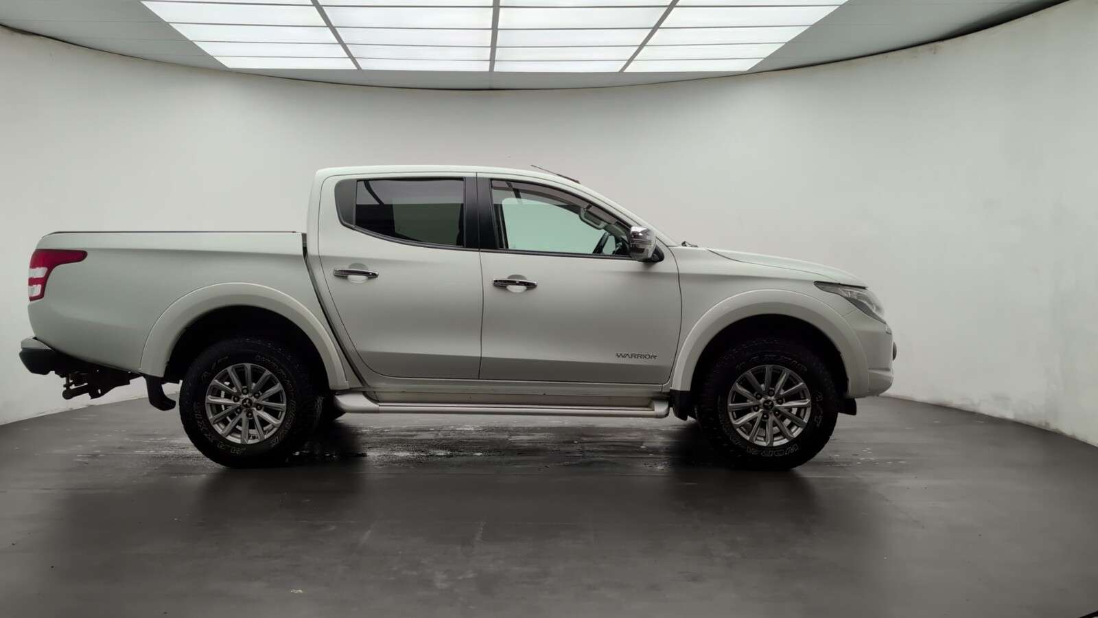 A 2017 MITSUBISHI L200 2.4 DI-D DC Warrior Pickup Double Cab 4dr Diesel Manual 4WD Euro 6 (178 ps) A 2017 MITSUBISHI L200 2.4 DI-D DC Warrior Pickup Double Cab 4dr Diesel Manual 4WD Euro 6 (178 ps)