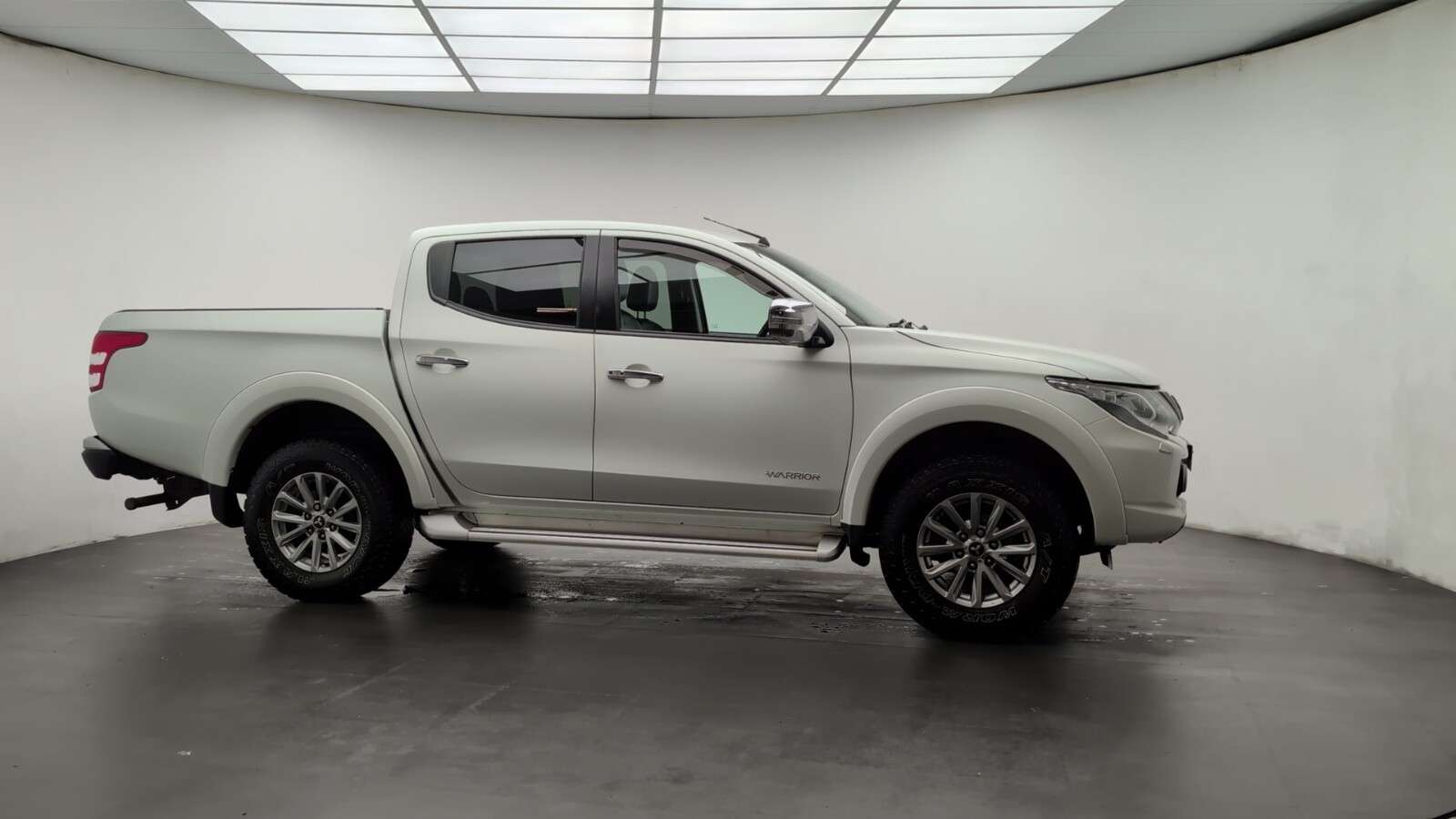 A 2017 MITSUBISHI L200 2.4 DI-D DC Warrior Pickup Double Cab 4dr Diesel Manual 4WD Euro 6 (178 ps) A 2017 MITSUBISHI L200 2.4 DI-D DC Warrior Pickup Double Cab 4dr Diesel Manual 4WD Euro 6 (178 ps)