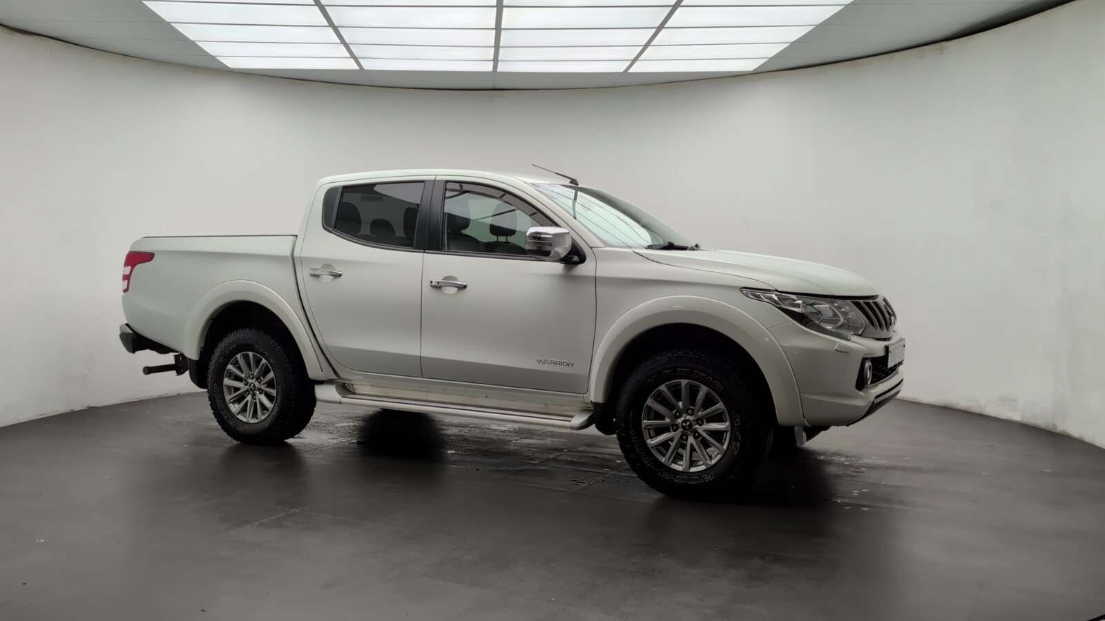 A 2017 MITSUBISHI L200 2.4 DI-D DC Warrior Pickup Double Cab 4dr Diesel Manual 4WD Euro 6 (178 ps) A 2017 MITSUBISHI L200 2.4 DI-D DC Warrior Pickup Double Cab 4dr Diesel Manual 4WD Euro 6 (178 ps)