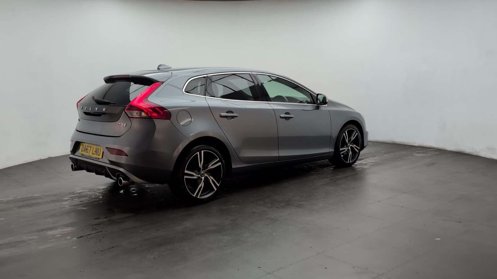 2017 VOLVO V40 2017 VOLVO V40