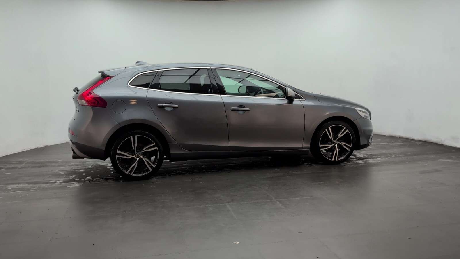 2017 VOLVO V40 2017 VOLVO V40