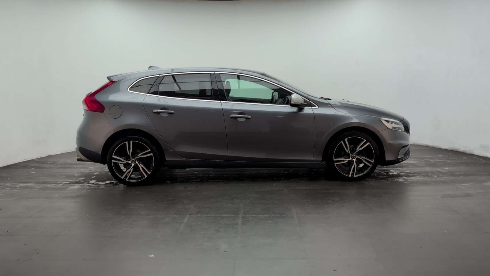 2017 VOLVO V40 2017 VOLVO V40
