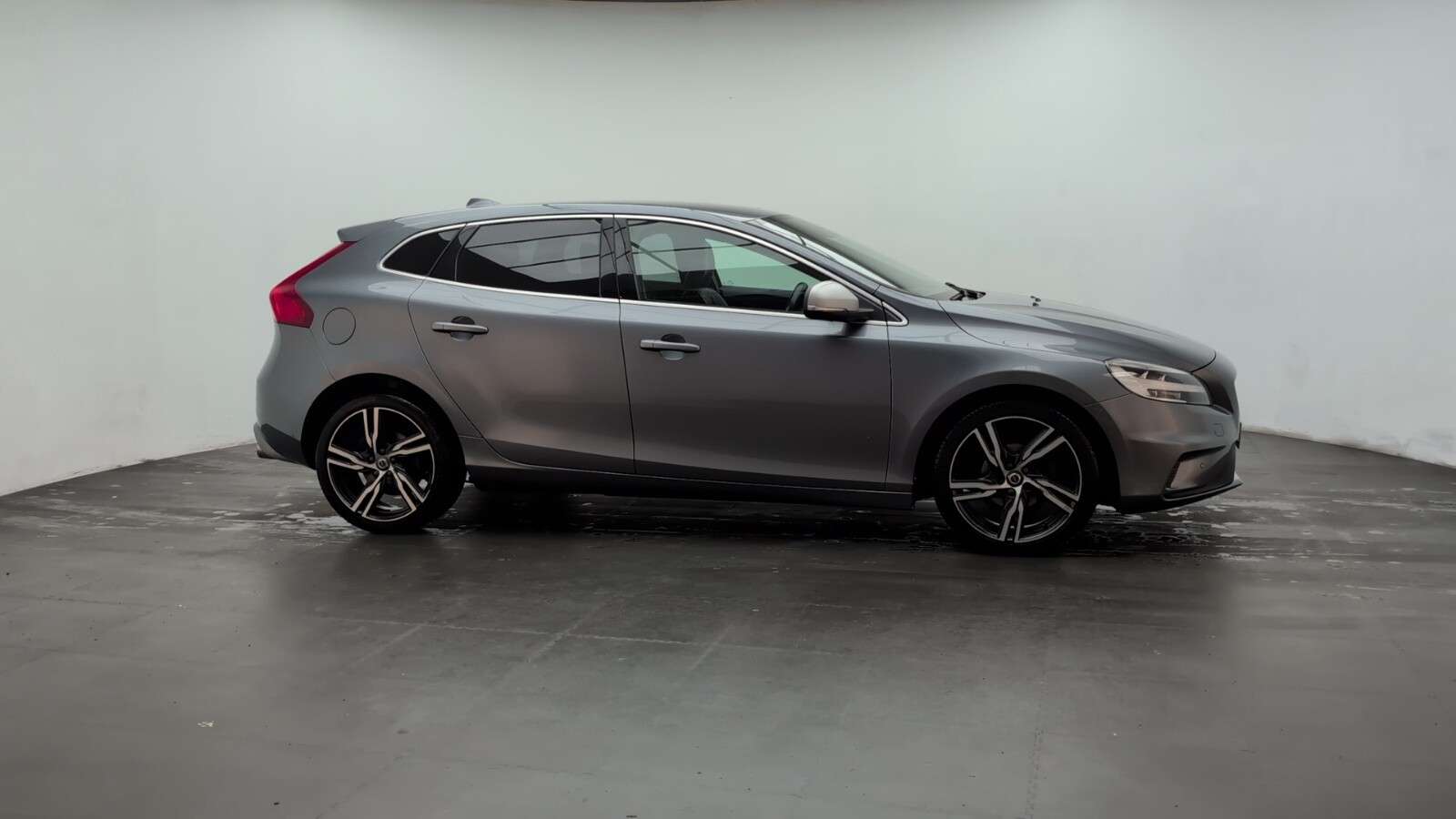 2017 VOLVO V40 2017 VOLVO V40