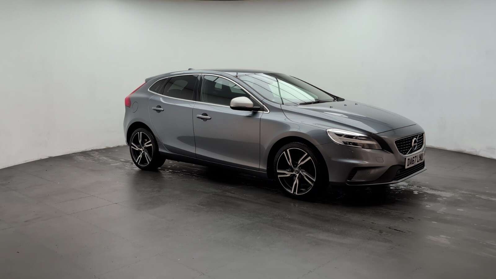 2017 VOLVO V40 2017 VOLVO V40
