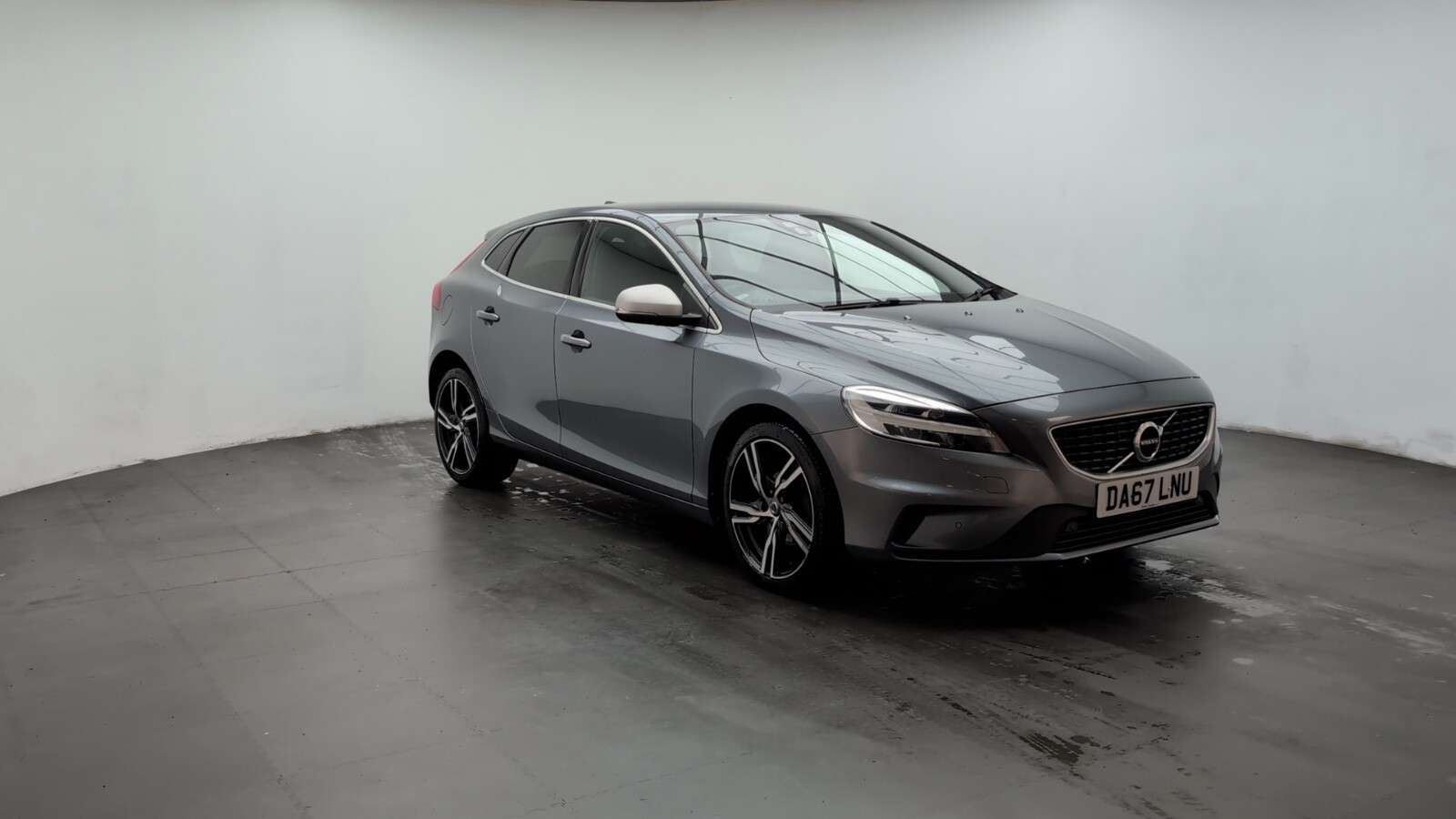 2017 VOLVO V40 2017 VOLVO V40