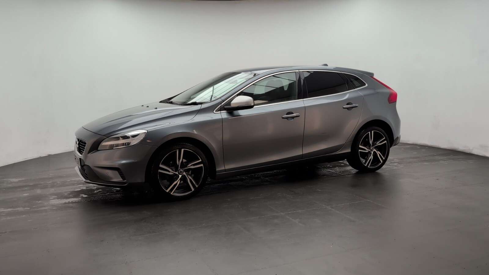 2017 VOLVO V40 2017 VOLVO V40