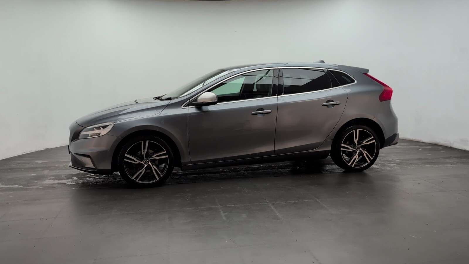 2017 VOLVO V40 2017 VOLVO V40