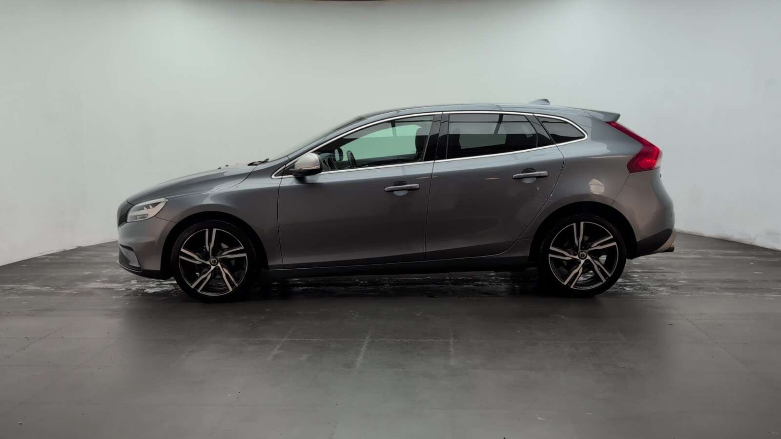2017 VOLVO V40 2017 VOLVO V40