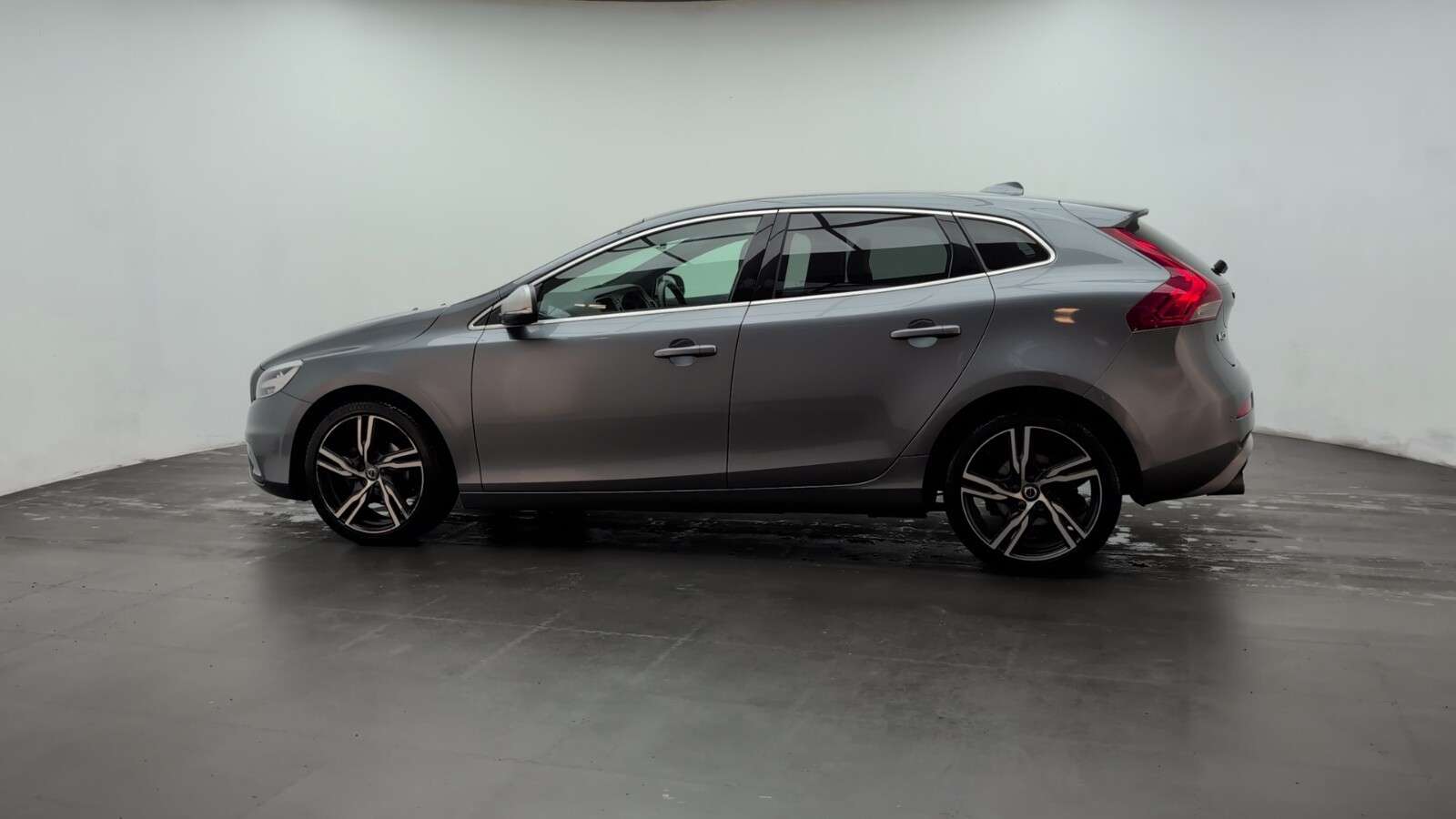 2017 VOLVO V40 2017 VOLVO V40