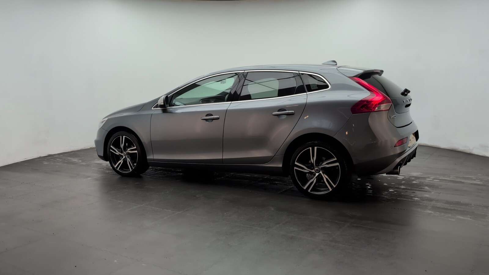 2017 VOLVO V40 2017 VOLVO V40