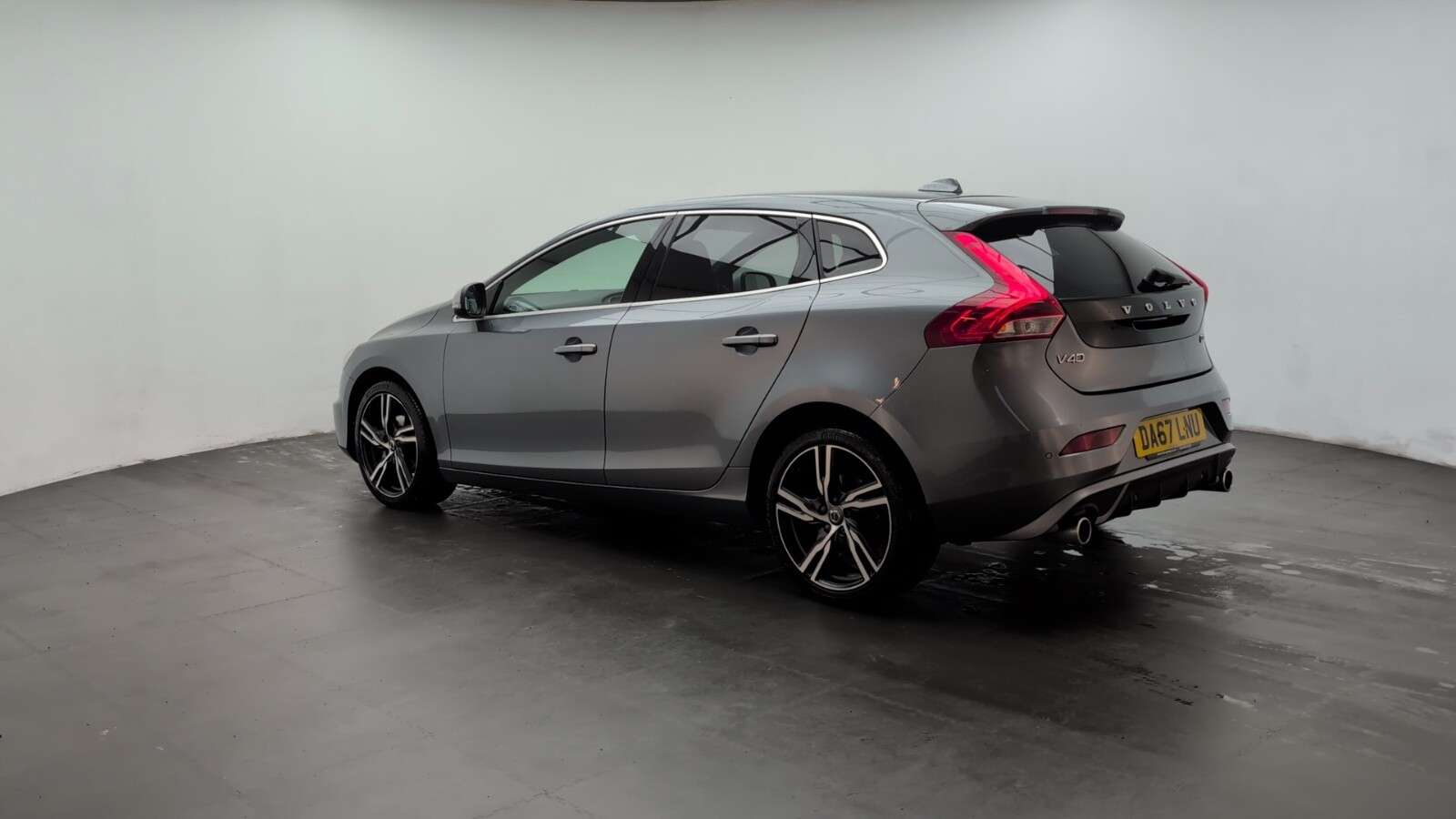 2017 VOLVO V40 2017 VOLVO V40