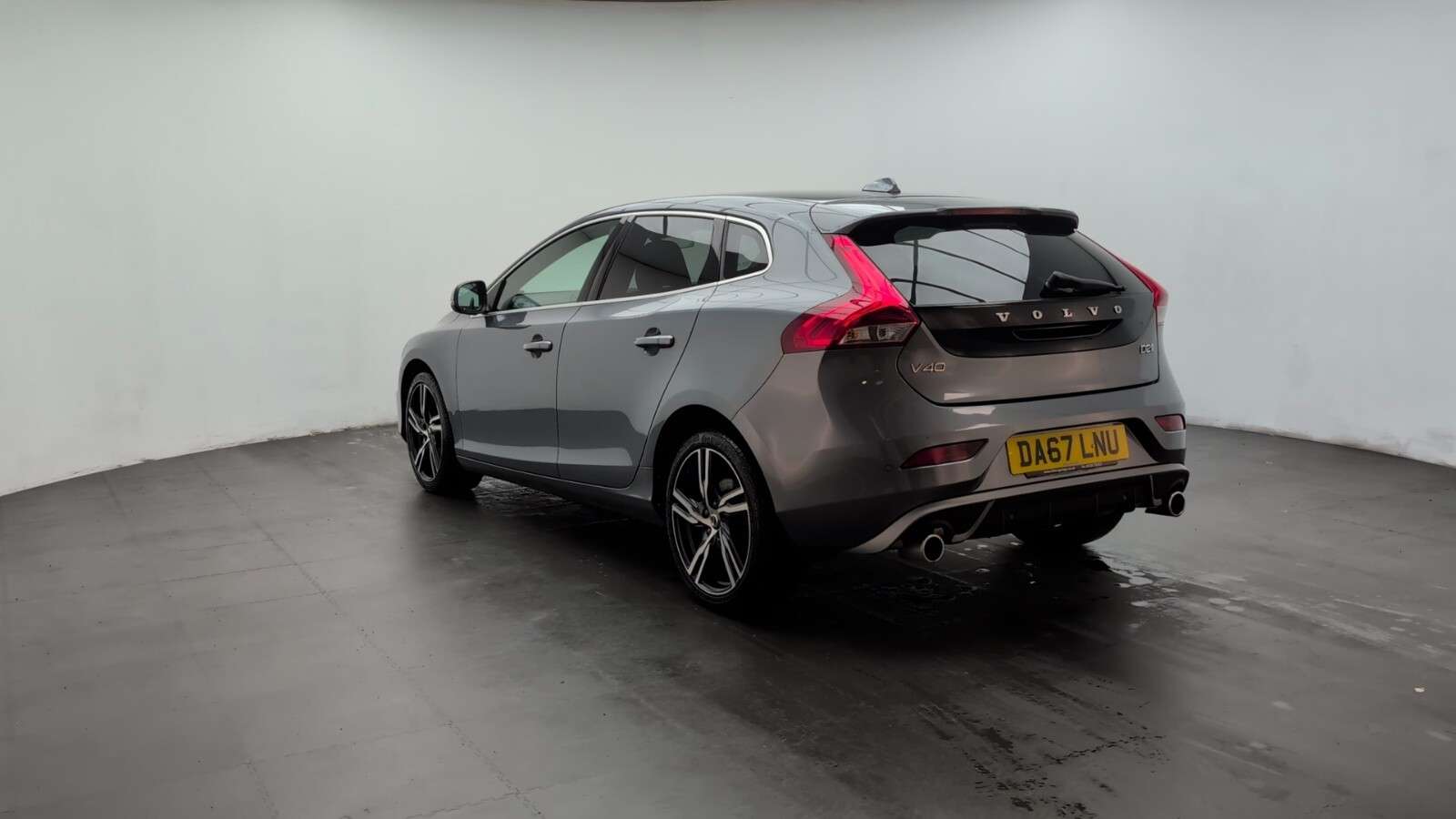 2017 VOLVO V40 2017 VOLVO V40