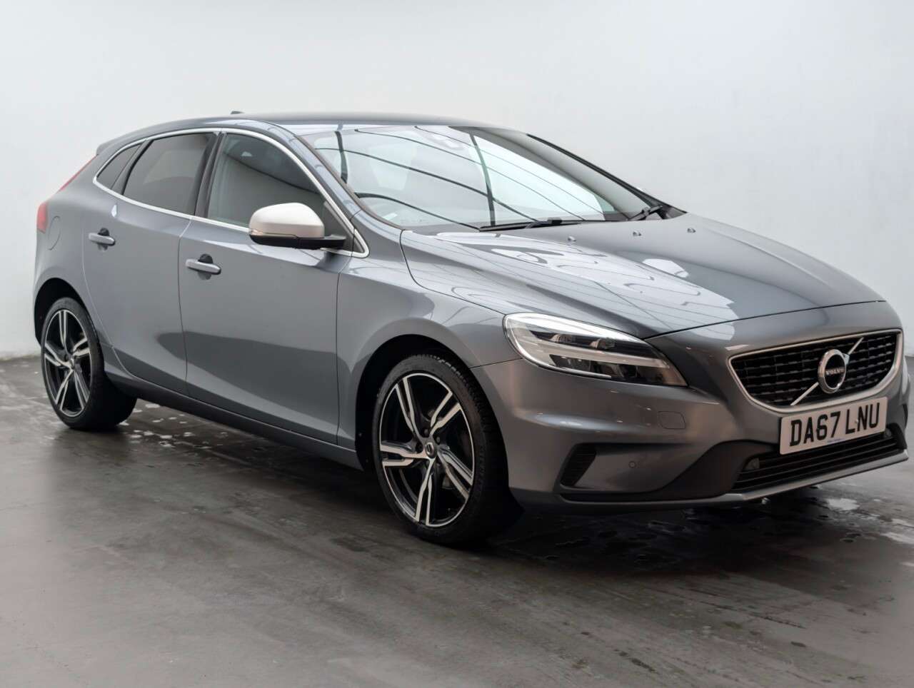 2017 VOLVO V40 2017 VOLVO V40
